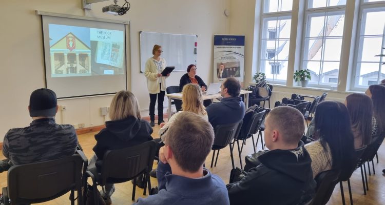 HOTEL SCHOOL notika ukraiņu vieslektoru lekcijas