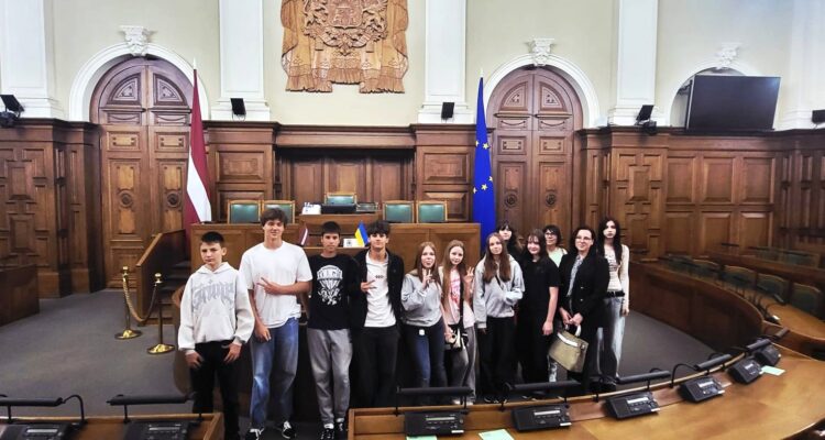 Participants of the integration summer school visited Saeima