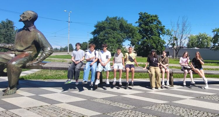 Vasaras integrācijas skolas dalībnieki apmeklēja Latvijas Nacionālo bibliotēku